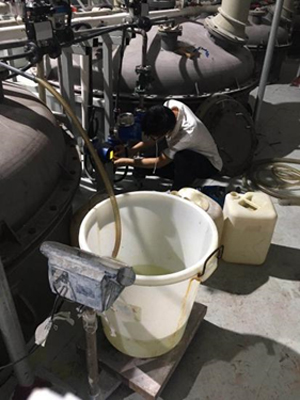 工程師進行現場調試 工程師進行現場調試