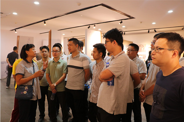 講解員解說歷史 講解員解說歷史